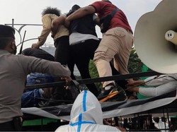 Polisi Amankan Massa Aksi Bela Palestina Beratribut HMI yang Demo di Kedubes AS