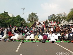 Massa Aksi Bela Palestina Salat Asar Berjemaah di Depan Kedubes AS