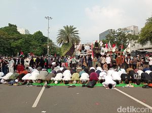 Massa Aksi Bela Palestina Salat Asar Berjemaah di Depan Kedubes AS Massa Aksi Bela Palestina Salat Asar Berjemaah di Depan Kedubes AS