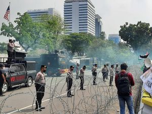 Massa Aksi Bela Palestina Nyalakan Flare, Polisi Beri Peringatan