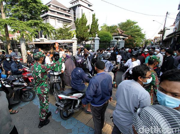 Momen Polisi-TNI Bubarkan Massa Aksi Bela Palestina di Solo