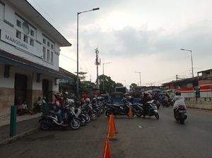 Pengguna KRL Harap Ada Shelter Ojol di Stasiun Manggarai Pengguna KRL Harap Ada Shelter Ojol di Stasiun Manggarai