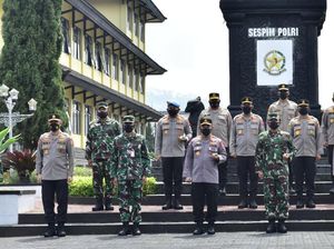 Panglima-Kapolri Serahkan Mobil Dinas Baru ke Sesko TNI-Lemdiklat Polri