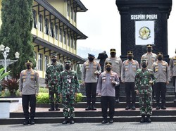 Panglima-Kapolri Serahkan Mobil Dinas Baru ke Sesko TNI-Lemdiklat Polri