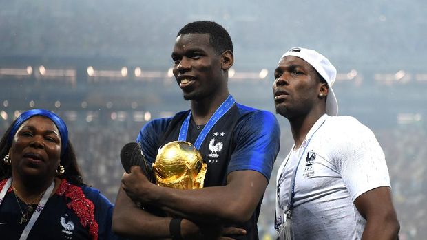 MOSCOW, RUSSIA - JULY 15:  Paul Pogba of France (c) celebrates victory with mother Yeo and brother Mathias during the 2018 FIFA World Cup Final between France and Croatia at Luzhniki Stadium on July 15, 2018 in Moscow, Russia.  (Photo by Shaun Botterill/Getty Images)