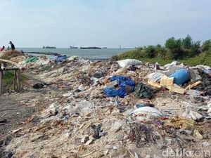 Nelayan Keluhkan Pelabuhan Kota Tegal Kumuh dan Penuh Sampah!