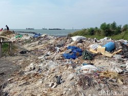 Nelayan Keluhkan Pelabuhan Kota Tegal Kumuh dan Penuh Sampah!