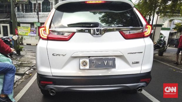 Sebuah mobil berpelat nomor DPR RI melintas di wilayah Kemang, Jakarta Selatan, Jumat (21/5/2021). DPR mengeluarkan aturan pelat nomor khusus yang akan dipakai setiap kendaraan harian para wakil rakyat.