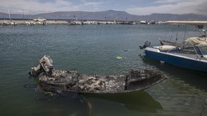 Foto: Perahu-Rumah Gosong Gegara Kebakaran Hutan di Yunani