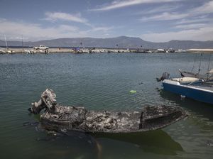 Foto: Perahu-Rumah Gosong Gegara Kebakaran Hutan di Yunani