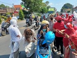 Begini Cara Unik Sadarkan Warga Probolinggo akan Pentingnya Prokes