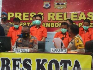 2 Oknum Polisi Jual Senpi ke KKB Papua Dituntut 10 Tahun Bui 2 Oknum Polisi Jual Senpi ke KKB Papua Dituntut 10 Tahun Bui