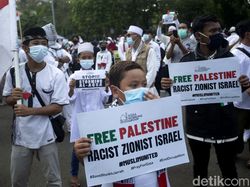 Potret Anak-anak Ikut Aksi Bela Palestina di Depan Kedubes AS