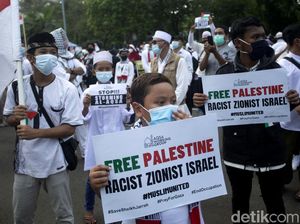 Potret Anak-anak Ikut Aksi Bela Palestina di Depan Kedubes AS Potret Anak-anak Ikut Aksi Bela Palestina di Depan Kedubes AS