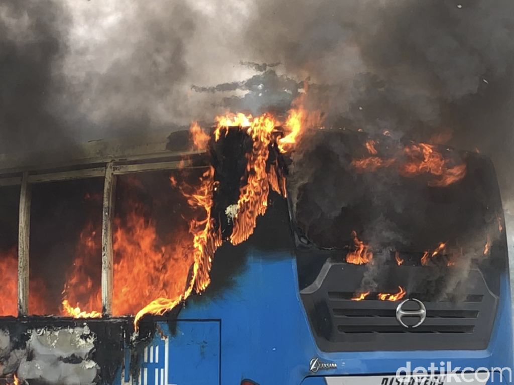 Ada Kebakaran di Bawah LRT Jabodebek, Proyek Aman Nggak Ya?