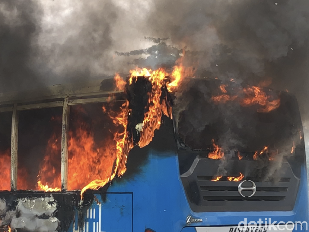 Bus TransJabodetabek Terbakar di Mampang Jaksel Bus TransJabodetabek Terbakar di Mampang Jaksel