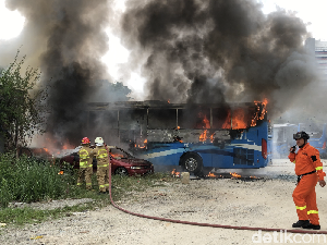 Potret Bus Transjabotabek Hangus Terbakar