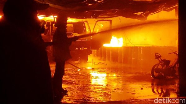 Potret Si Jago Merah yang Amuk Gudang Tiner di Sragen