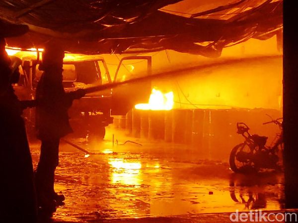 Potret Si Jago Merah yang Amuk Gudang Tiner di Sragen