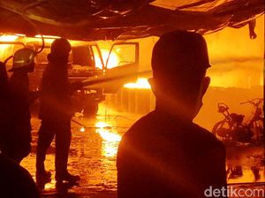 Bengkel di Jaktim Terbakar, 4 Orang Terluka!