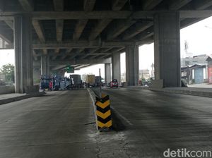 Rambu Peringatan Pembatas Jalan Rawan Celaka di Cilincing Rusak-Terbalik