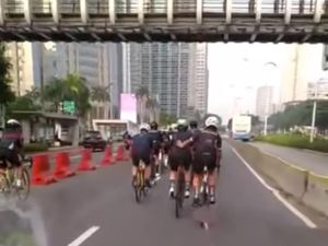 Viral Pesepeda Konvoi di Sudirman Dikawal, Polisi: Yang Kawal Bukan Kami Viral Pesepeda Konvoi di Sudirman Dikawal, Polisi: Yang Kawal Bukan Kami