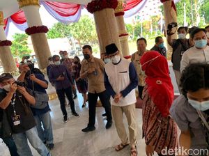 Momen Sandiaga Uno Pakai Sandal Jepit Bertemu Khofifah