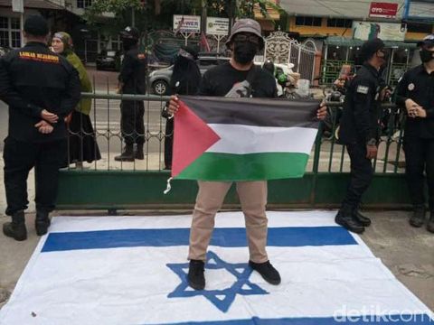 Sejumlah warga Medan, Sumatera Utara (Sumut) melakukan aksi untuk mengecam serangan tentara Israel ke Palestina. Bendera Israel diinjak warga pada aksi ini.