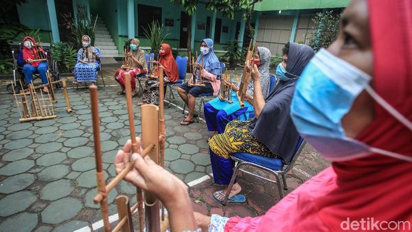 Semangat Para Lansia Berlatih Alat Musik Angklung
