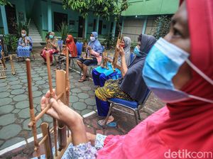 Semangat Para Lansia Berlatih Alat Musik Angklung Semangat Para Lansia Berlatih Alat Musik Angklung