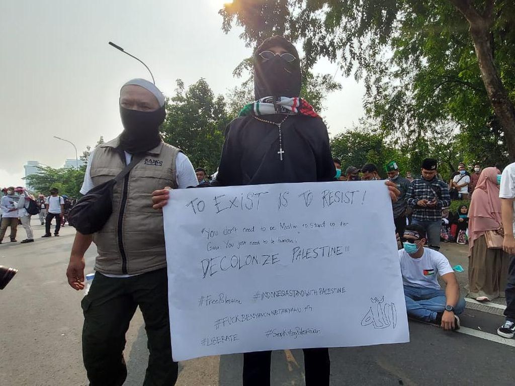 Peserta Aksi Berkalung Salib Sempat Ramaikan Demo Bela Palestina Peserta Aksi Berkalung Salib Sempat Ramaikan Demo Bela Palestina