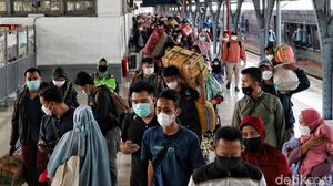 Sibuknya Stasiun Pasar Senen yang Masih Kedatangan Pemudik Arus Balik
