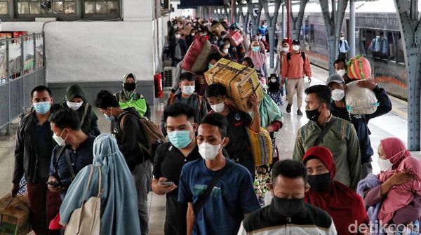 Sibuknya Stasiun Pasar Senen yang Masih Kedatangan Pemudik Arus Balik