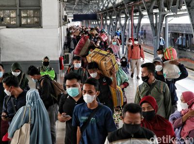 Sibuknya Stasiun Pasar Senen yang Masih Kedatangan Pemudik Arus Balik
