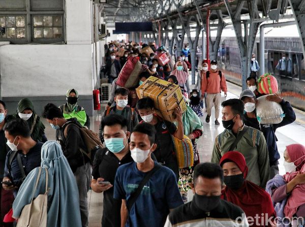 Sibuknya Stasiun Pasar Senen yang Masih Kedatangan Pemudik Arus Balik