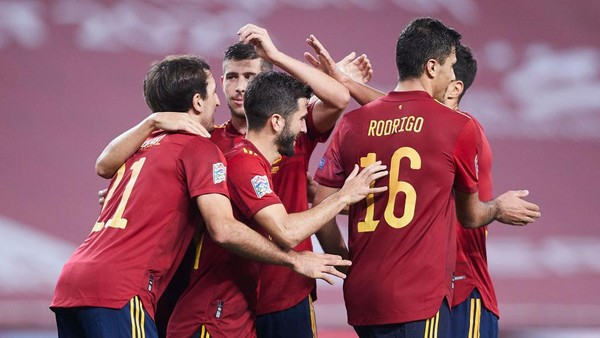 SEVILLE, SPAIN - NOVEMBER 17: Mikel Oyarzabal of Spain celebrates scoring his teams sixth goal with team mates during the UEFA Nations League group stage match between Spain and Germany at Estadio de La Cartuja on November 17, 2020 in Seville, Spain. (Photo by Fran Santiago/Getty Images)