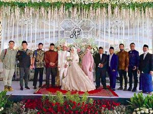 Arie Untung Bagikan Momen Resepsi Pernikahan UAS dengan Fatimah Az Zahra Arie Untung Bagikan Momen Resepsi Pernikahan UAS dengan Fatimah Az Zahra