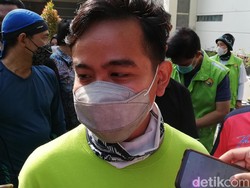 Tinggal di Sebelah Klaster Kampung Jokowi, Mertua Gibran Ditracing?