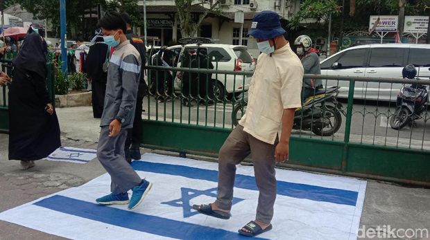 Warga Medan menggelar aksi mengecam serangan tentara Israel ke Palestina (Ahmad Arfah/detikcom)