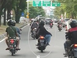 Aksi Pengendara Motor di Surabaya Duduk Miring Sambil Lepas Tangan Kanan