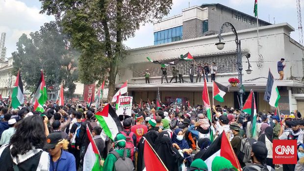 Ribuan orang menggelar aksi mendukung Palestina di depan Gedung Merdeka, Kota Bandung, Jawa Barat, Sabtu (22/5)