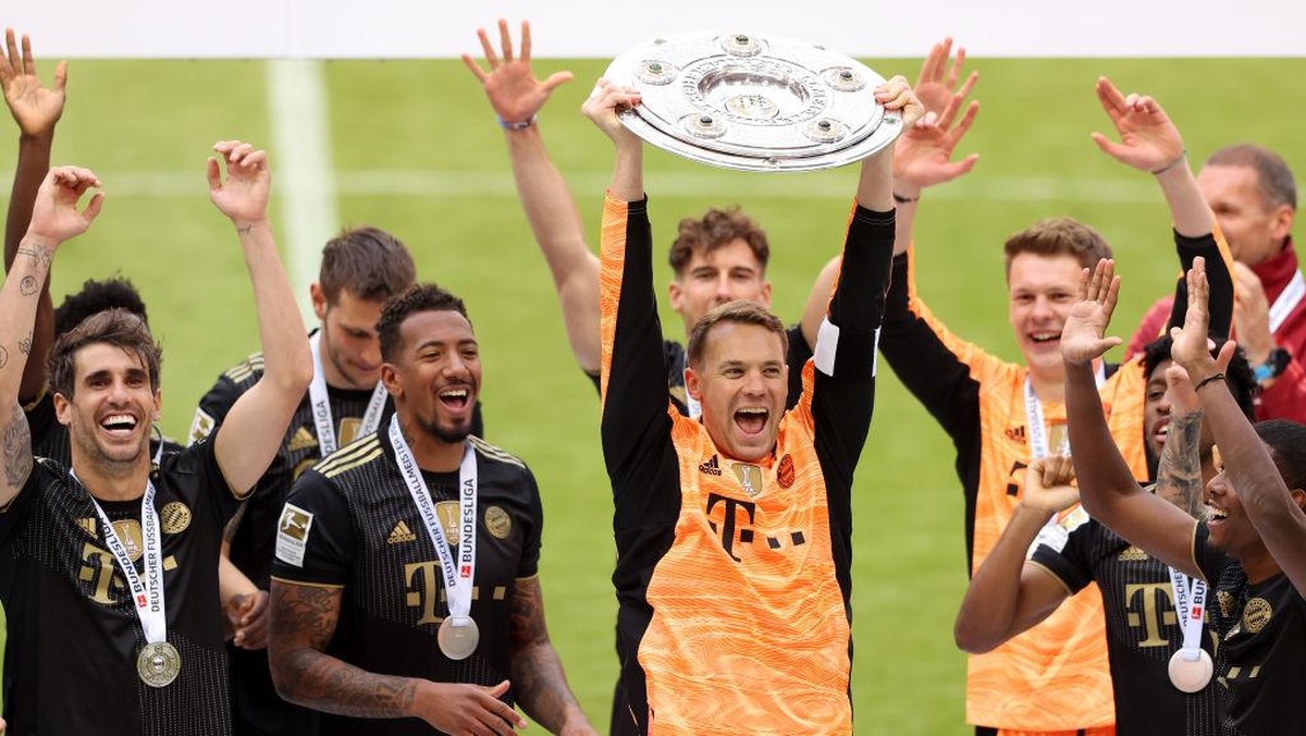 Bayern mengangkat trofi juara Bundesliga musim ini. Foto: Getty Images/Alexander Hassenstein