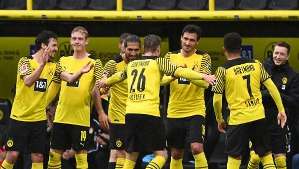 Dortmunds Polish defender Lukasz Piszczek (C) leaves the picth as he is applauded by his team mates during his last German first division Bundesliga football match Borussia Dortmund vs Bayer Leverkusen, in Dortmund on May 22, 2021. (Photo by Ina FASSBENDER / POOL / AFP) / DFL REGULATIONS PROHIBIT ANY USE OF PHOTOGRAPHS AS IMAGE SEQUENCES AND/OR QUASI-VIDEO