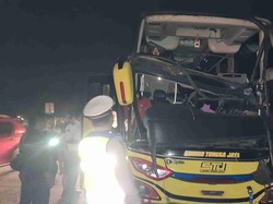 Bus Tabrak Truk di Tol Cipali Subang, Dua Orang Luka