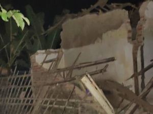 Rumah Warga Banyuwangi Ambruk Dampak Gempa Blitar