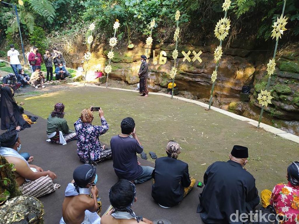 Foto Ritual Pembukaan Festival Lima Gunung di Gunung Merbabu Foto Ritual Pembukaan Festival Lima Gunung di Gunung Merbabu