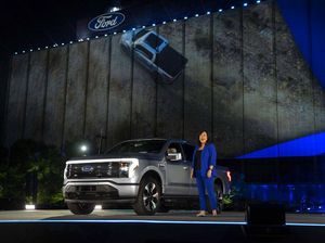 Tak Disangka! Kepala Teknisi Ford F-150 Ternyata Perempuan Imigran Asal China Tak Disangka! Kepala Teknisi Ford F-150 Ternyata Perempuan Imigran Asal China