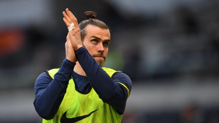 LONDON, ENGLAND - MAY 19: Gareth Bale of Tottenham Hotspur applauds fans as he warms up during the Premier League match between Tottenham Hotspur and Aston Villa at Tottenham Hotspur Stadium on May 19, 2021 in London, England. A limited number of fans will be allowed into Premier League stadiums as Coronavirus restrictions begin to ease in the UK. (Photo by Daniel Leal-Olivas - Pool/Getty Images)