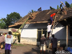 Warga Lumajang Gotong Royong Perbaiki Rumah Rusak Dampak Gempa Blitar M 5,9
