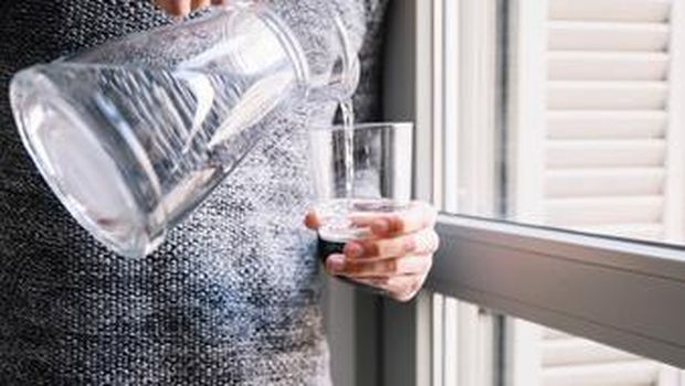Ilustrasi minum air putih